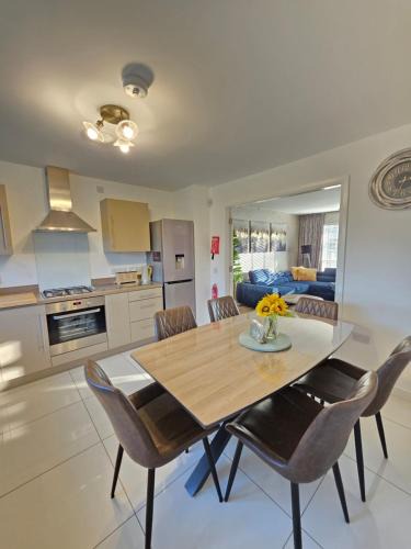 Tollcross Apartment | Entire Spacious 3-Bed Family Home, City Centre, Free Parking, Garden