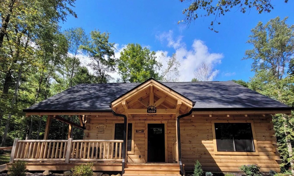 Logan Cabin | Escape and unwind in our Cozy Cabin: with Hot tub/air hockey/WiFi/Firepit & more