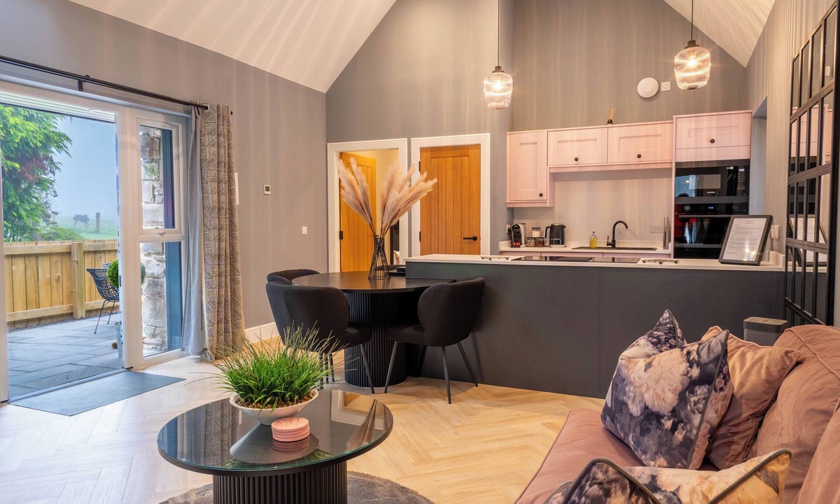 Scaniport House | Essich Park - 1BR - Hot Tub - Wood Burning Stove