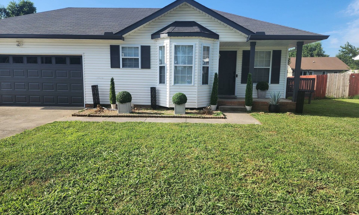 Clarksville House | EV Charging Station! Spotless* Safe*Quiet Near Hospitals, Ft. Campbell & Casino