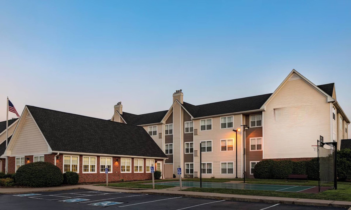 Evansville Hotel | Evansville East Queen Studio Breakfast, pool, gym