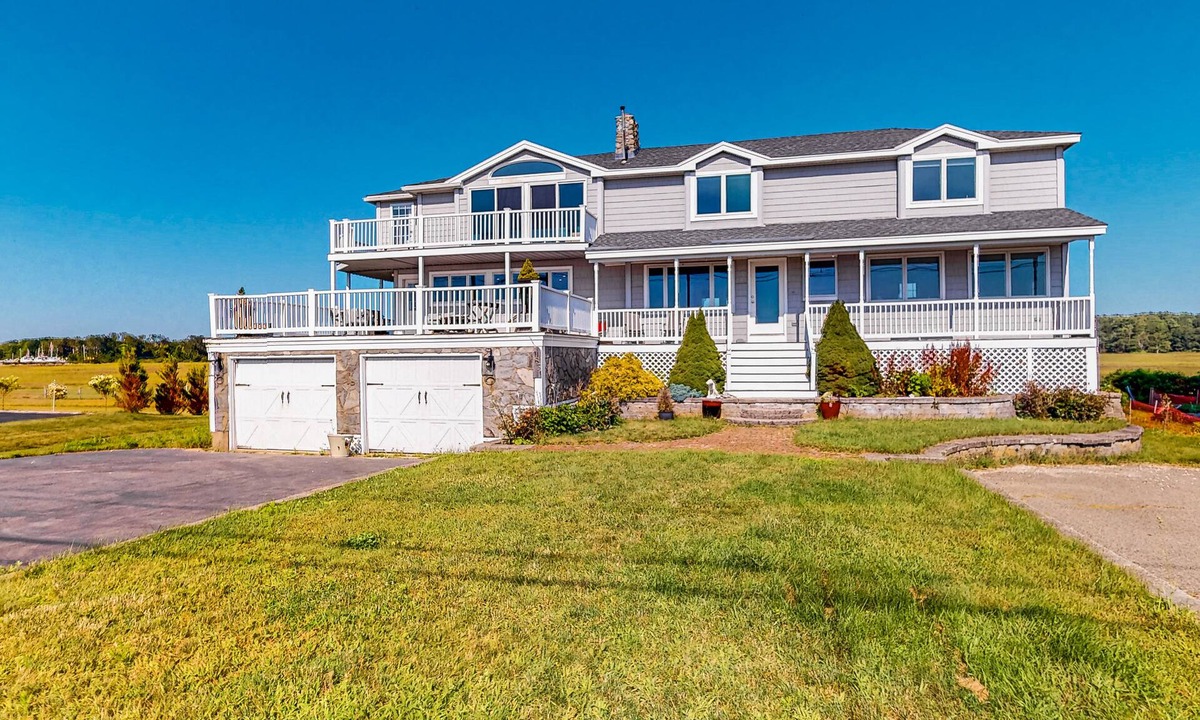 Rye House | Exquisite oceanfront home with fireplace, balcony, AC & W/D
