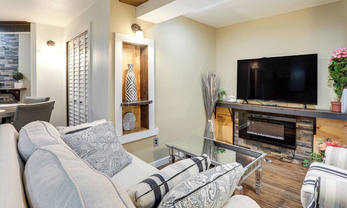 Green Valley Ranch Apartment | Extended Stay in Denver! Cozy Apartment w/Patio