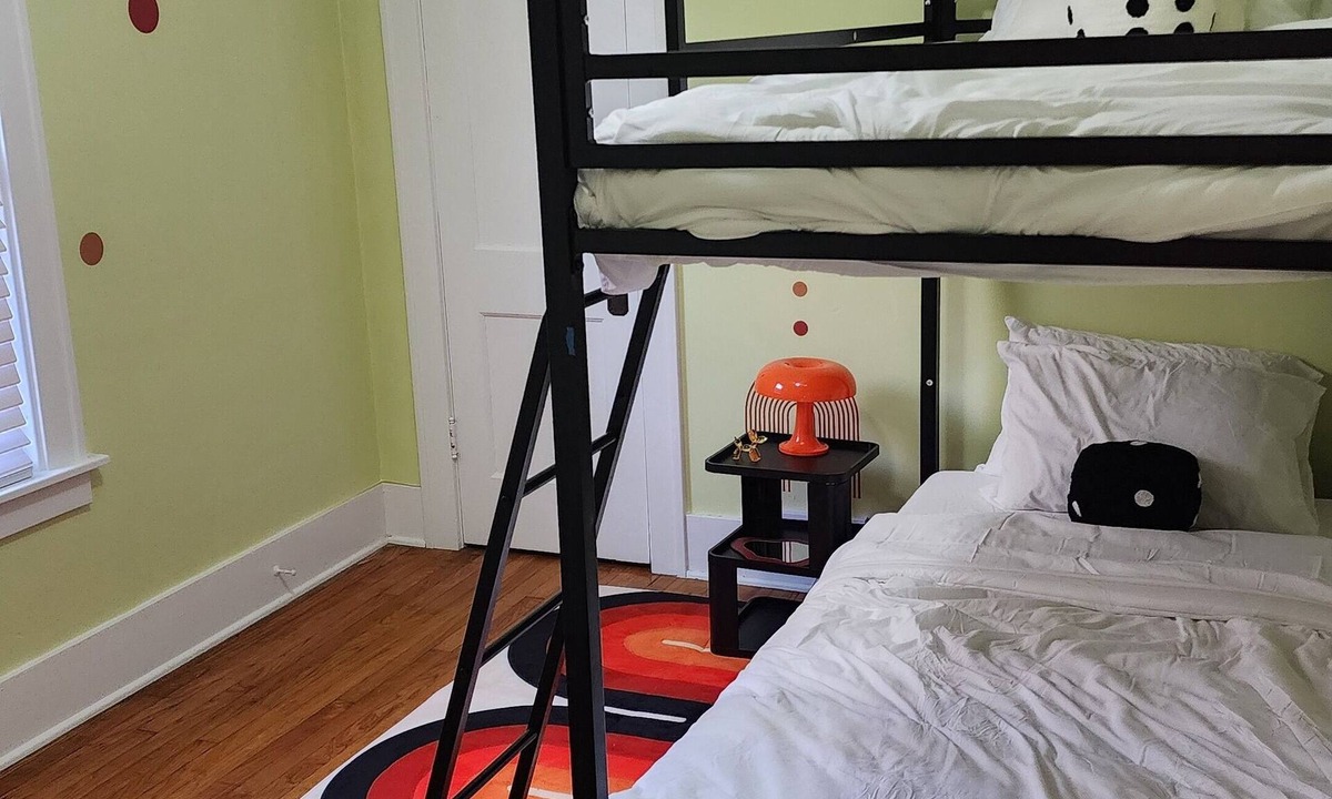 Lansing House | Fabulous 2-bedroom house in Lansing perfect for your getaway
