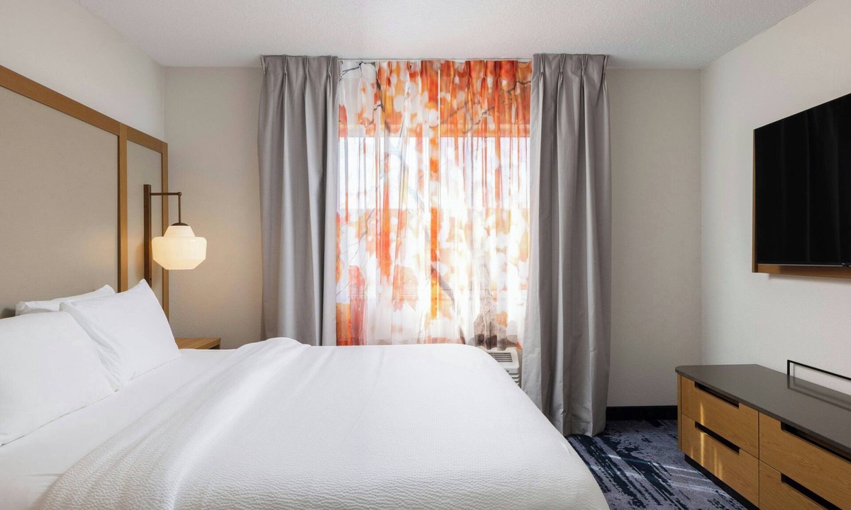 East Beltline Hotel | Fairfield Inn & Suites by Marriott® Grand Rapids Airport