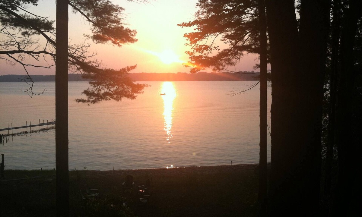 Ludington House | Falconhurst: Cottage on lake near town and dunes!