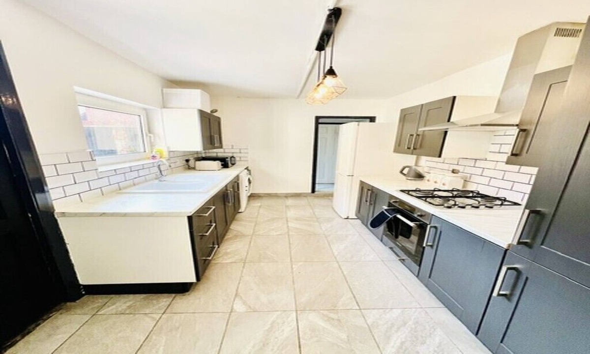Gateshead House | Family-Friendly 5BR Home with Free Parking