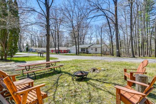 Prudenville House | Family-Friendly Cottage: Walk to Lake Access!