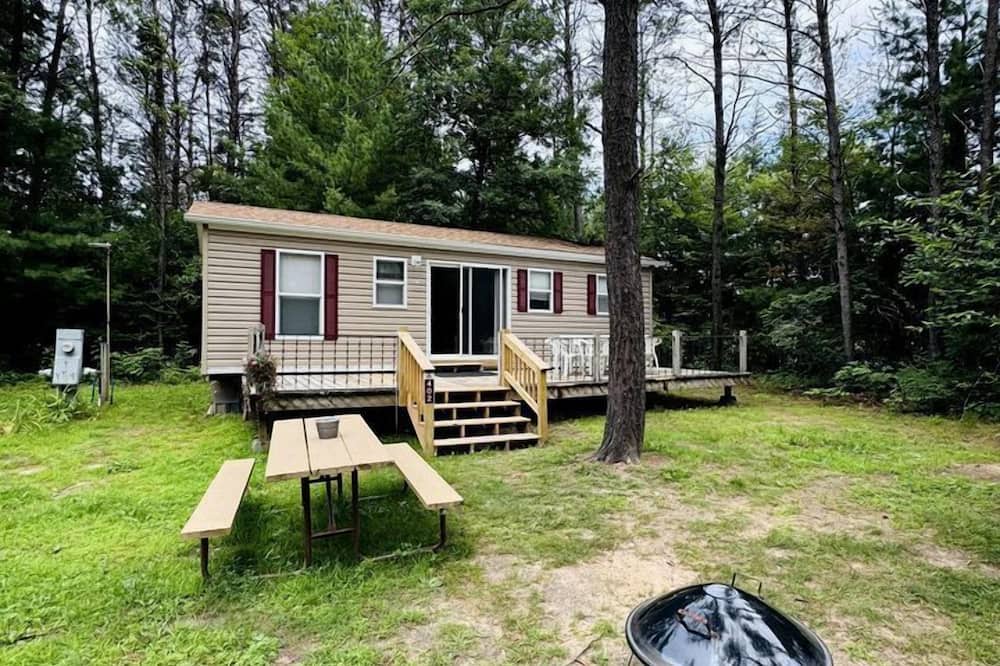 Wisconsin Dells Cabin | Family-Friendly Cabin with Shared Outdoor Pool in Wisconsin Dells