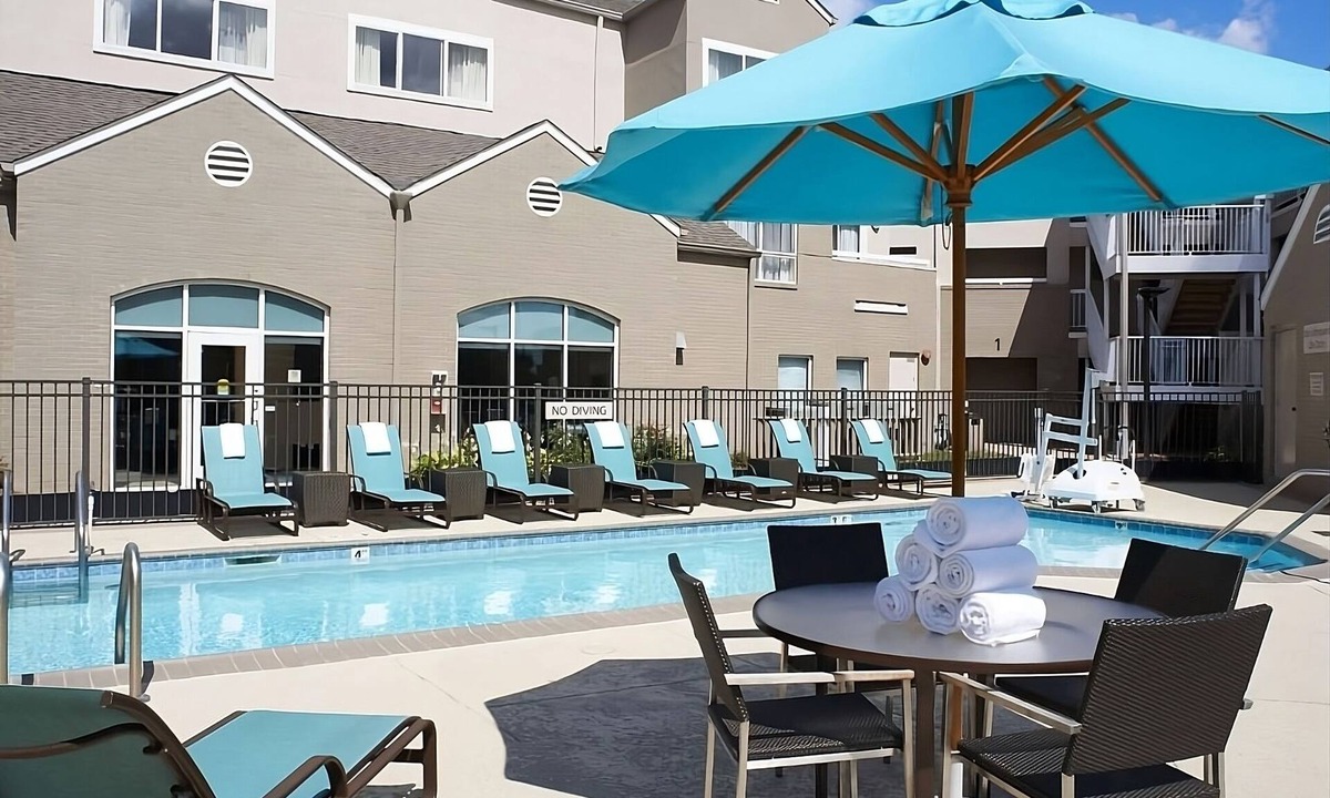 Warren Hotel | Family Fun at Detroit Zoo! Free Breakfast, Full Kitchen, Pet-friendly Property!