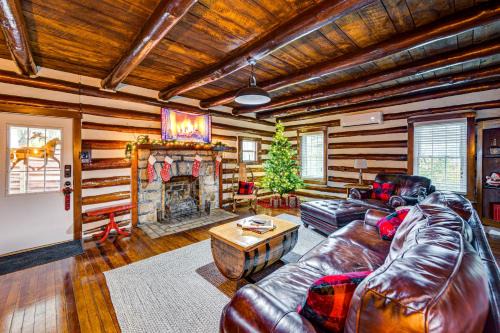 Bloomfield House | Family Holiday Cabin in Kentucky w/Hot Tub!