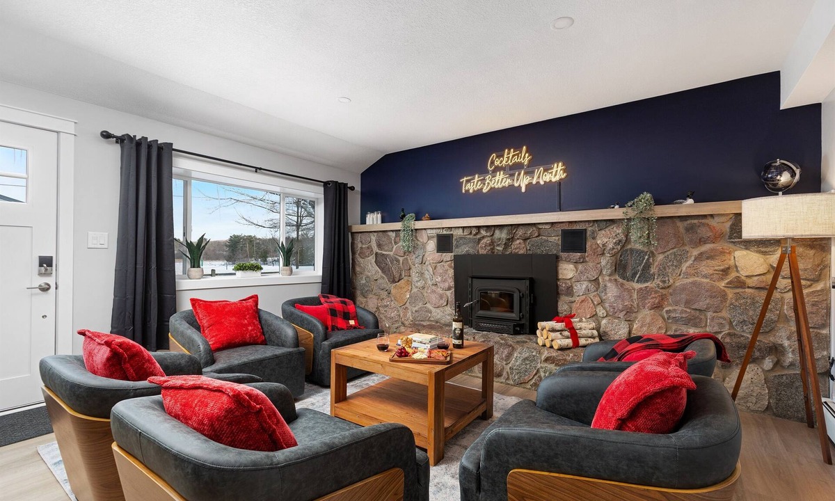 Bellaire House | Family Retreat: HotTub Sauna Pool, Pets Arcade Games Weber Traeger
