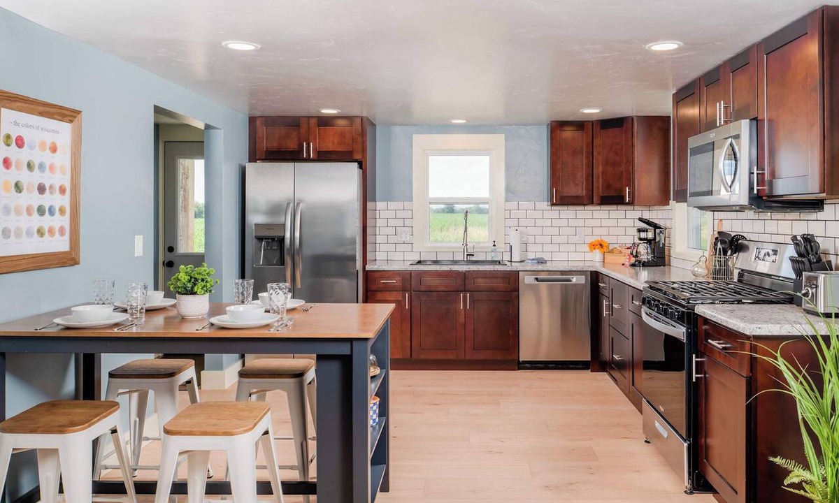 Butte Des Morts House | Family Waterfront Vacation 4BR, 3BA, Sleeps 12!
