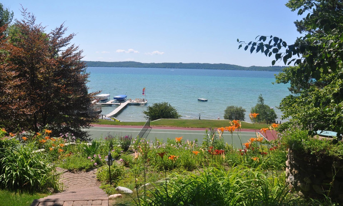Clam River House | Fantastic Torch Lk Waterfront Cottage A ~Hot Tub- Tennis/pklbl Crt ~ Kayaks-SUP