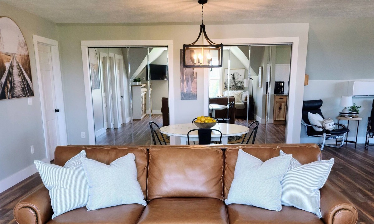 Williamsburg Apartment | Farmhouse Loft ~ 5.5 miles from Traverse City Horse Shows!