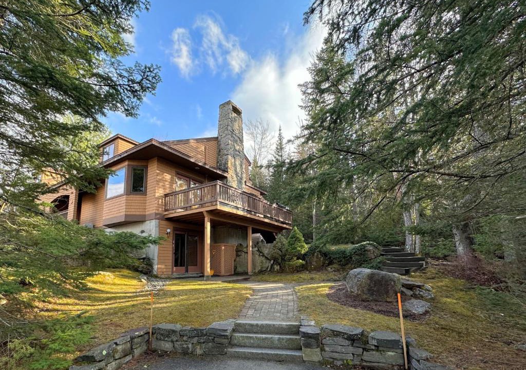 Carroll House | FC43 Renovated cozy spacious cottage with AC, air hockey, wifi close to ski trails!