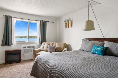 Mayfield Apartment | Fife Lake Lodge Multi-Level Lake View King Suite