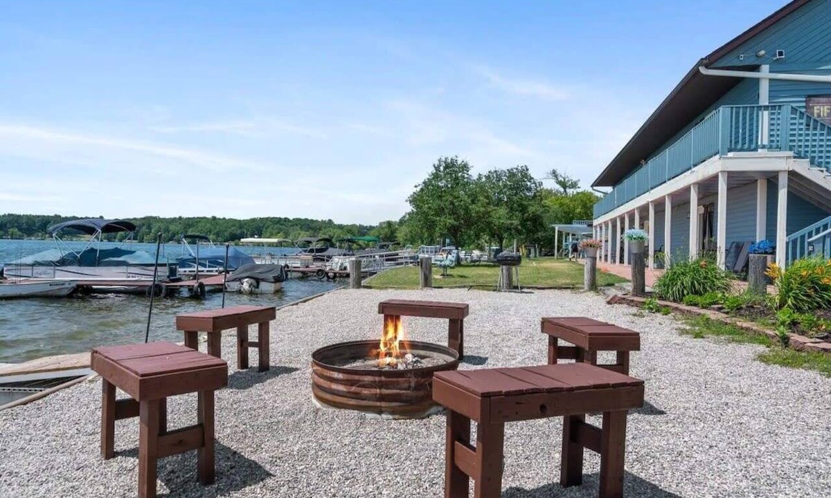 Mayfield Apartment | Fire pit, beach access, yard games, and more