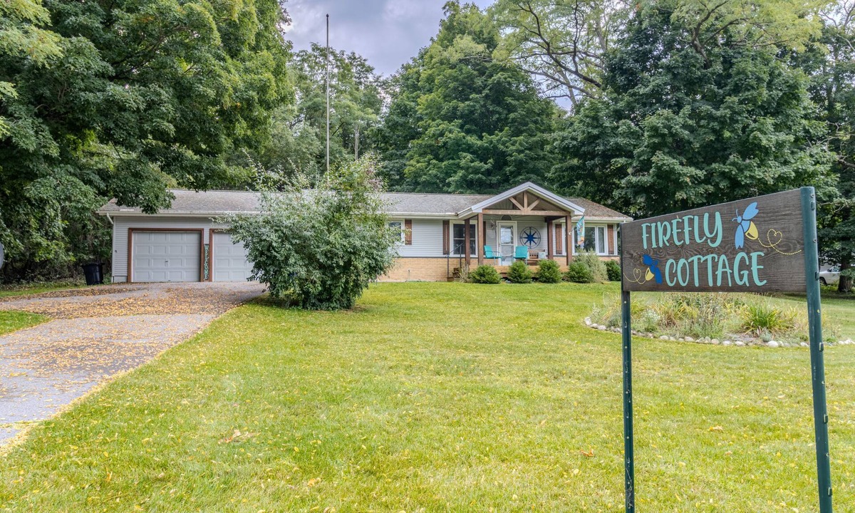 Empire House | Firefly Cottage, Peace Between Glen Arbor & Empire