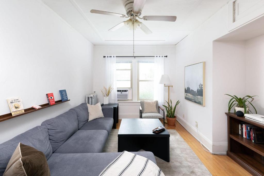 Milwaukee Apartment | Flexhome Economy 1BR Apartment B4