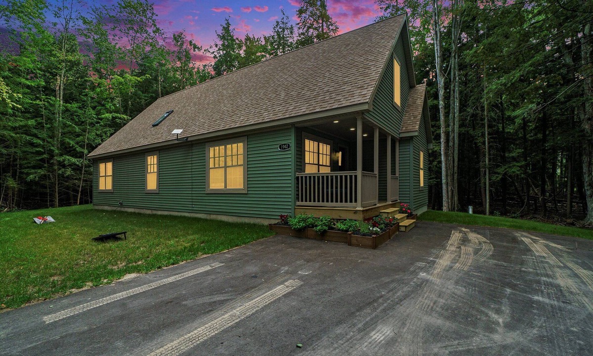 Mayfield House | 🏡 Forest Vibes – Large Home w/Nature Views, Game Room, 2 Decks 15 min to TC ➠ 1942