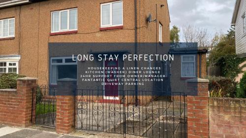 West Boldon House | Free Driveway Parking 3 Bedroom Boldon House Nissan 10 mins, Fast WIFI, Ideal for long term contractor, etc stays - Dwellcome Home Ltd - see our site for assurance