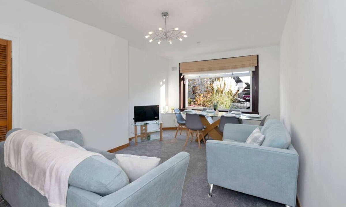 MacMerry Apartment | Free Parking | Central | Sleeps 6 | 3 Bedrooms