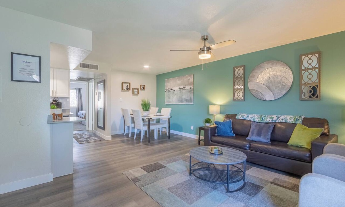 Paradise Valley Village Condo | Free Parking King Bed Walk to Dining & Shops