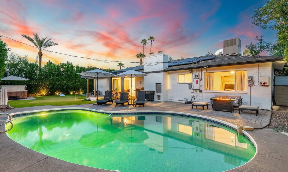 Village Grove House | FREE Pool Heat| 2 Masters | Hottub| New Theater