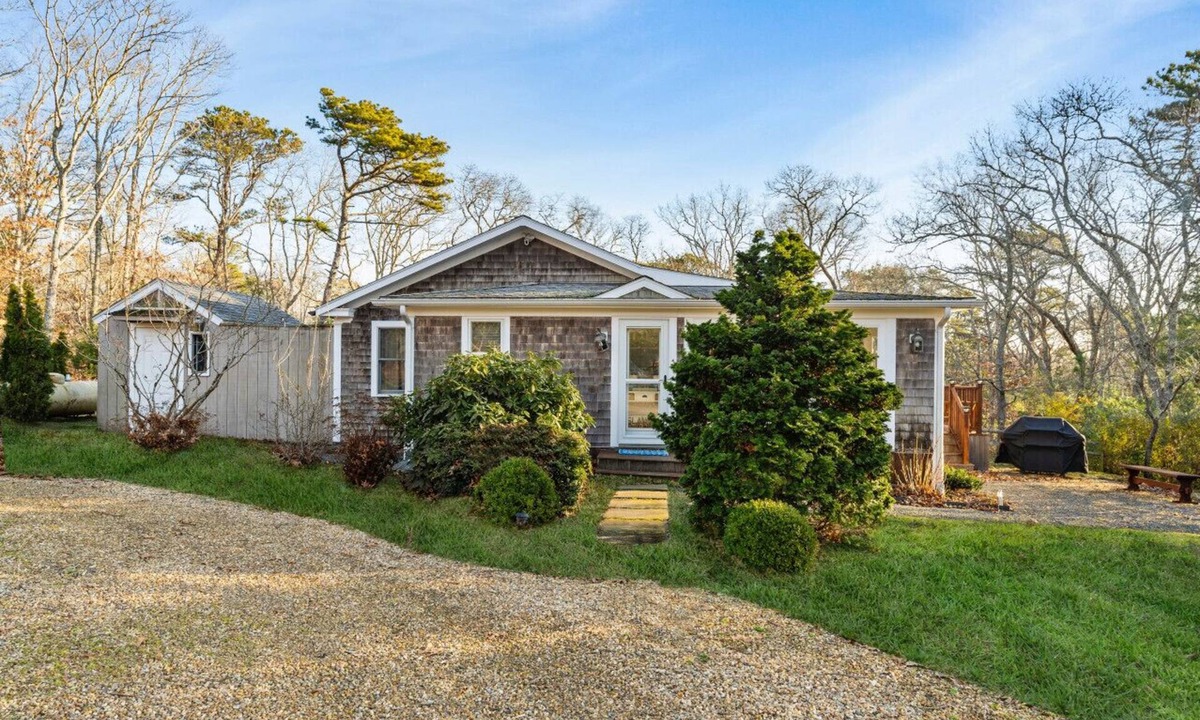 Oak Bluffs House | Fresh Pond Chateau Renovated Bright and Cozy Home