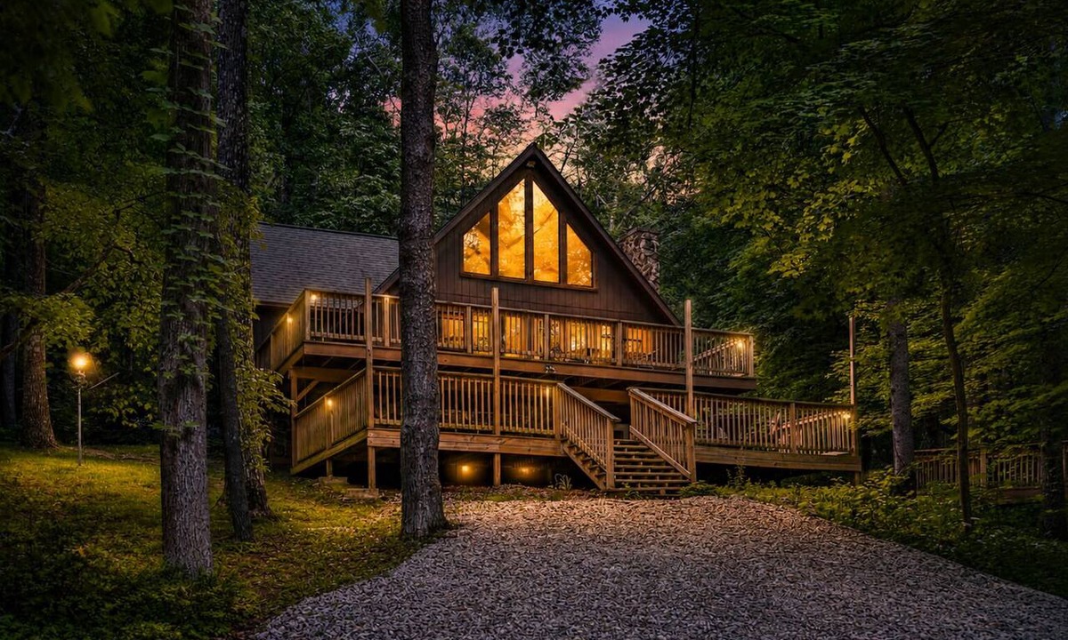Rockbridge Cabin | Freshly Remodeled Cabin Escape—Hot Tub, Treehouse, Game Room, WiFi, 2 Decks