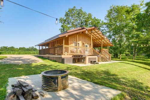 East Fultonham House | 'Friends & Family' Rental Cabin w/Hot Tub!