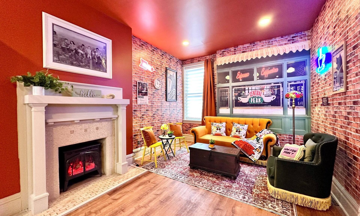 Manchester House | "Friends" House/Mins to Stadiums/Free Parking/Hot Tub/Pets Welcomed