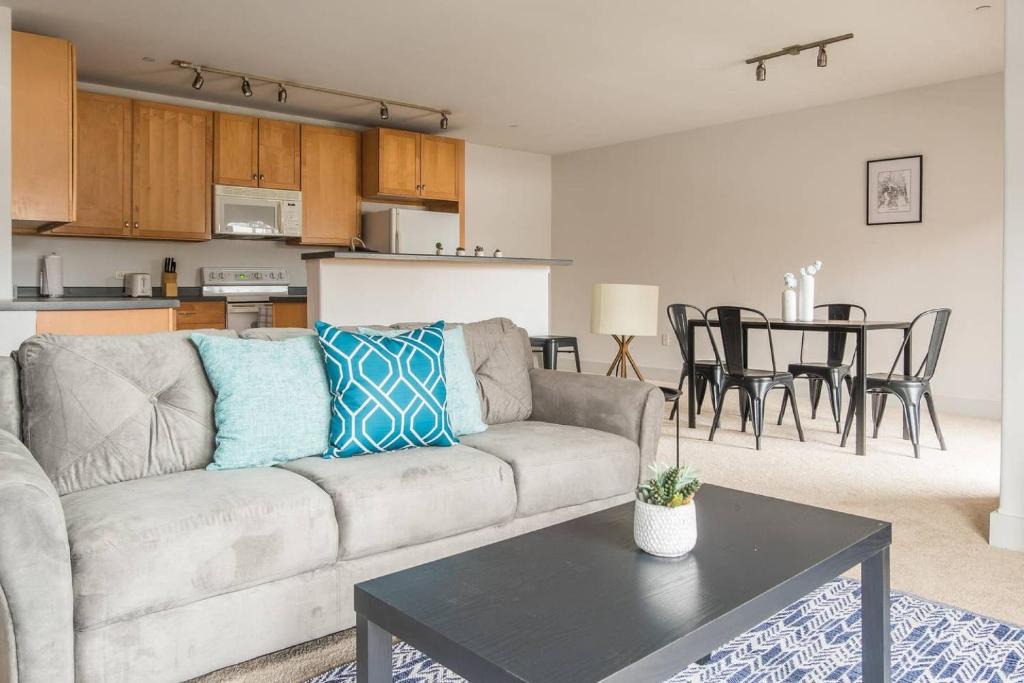 Historic Third Ward Apartment | Frontdesk 144 Jefferson St Apts Milwaukee's Third Ward