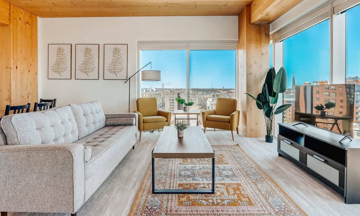 East Town Apartment | Frontdesk | Beautiful 3 BR luxury Apt by Westown