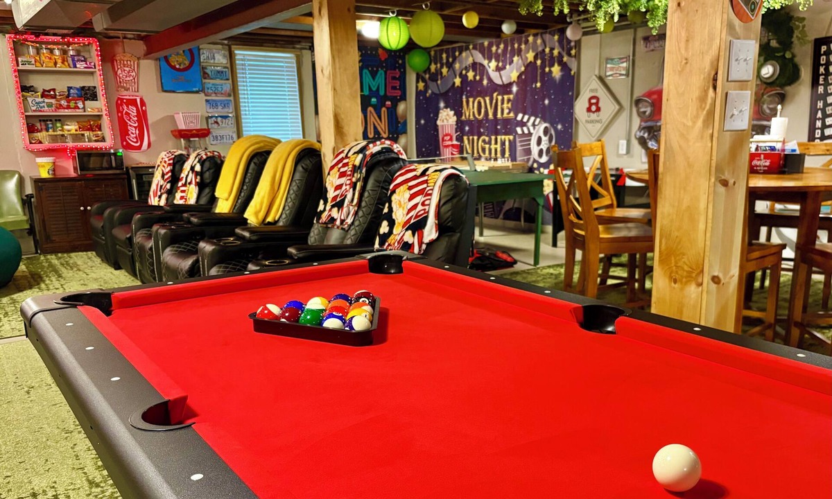 Ottawa House | Fun Escape 2-Ottawa -Starved Rock- Skydive-4 BR