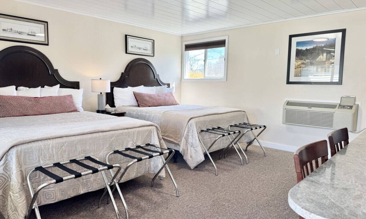 Hulls Cove Bed & Breakfast | Gallagher`s Travels Room 14 (Two Queen Beds)