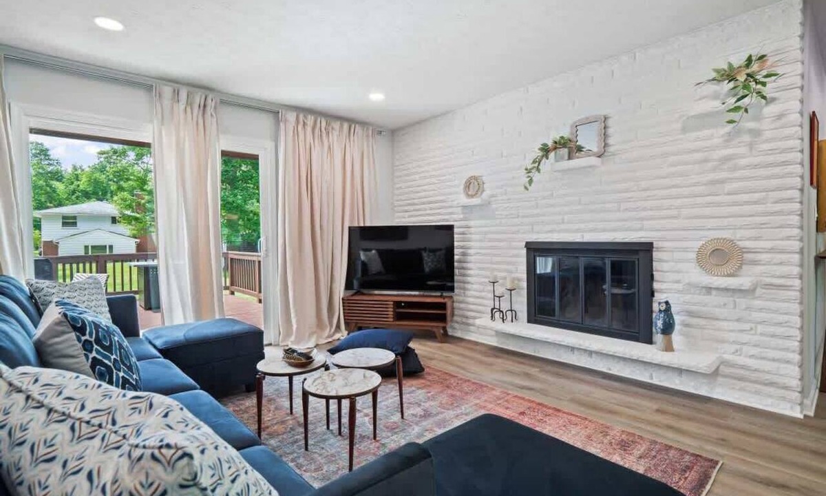 Strongsville Apartment | Game Room - Deck - Large Professional Design