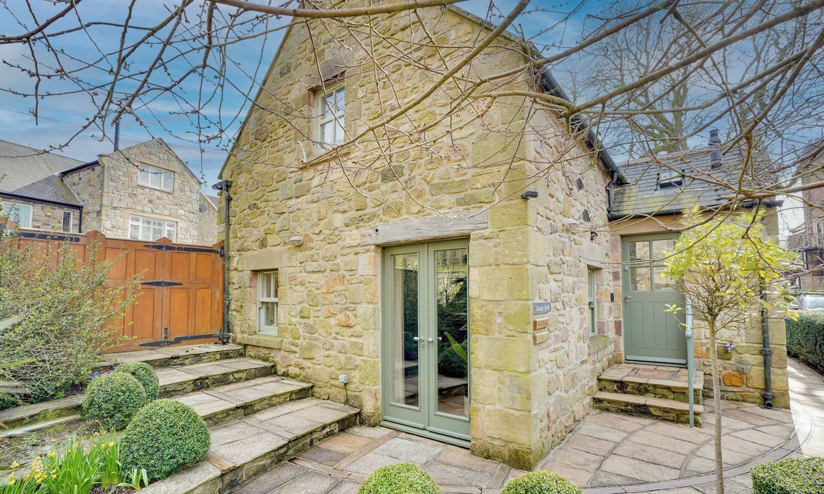 Alnmouth Cottage | Garden Stable: Cosy Stone Cottage with Parking