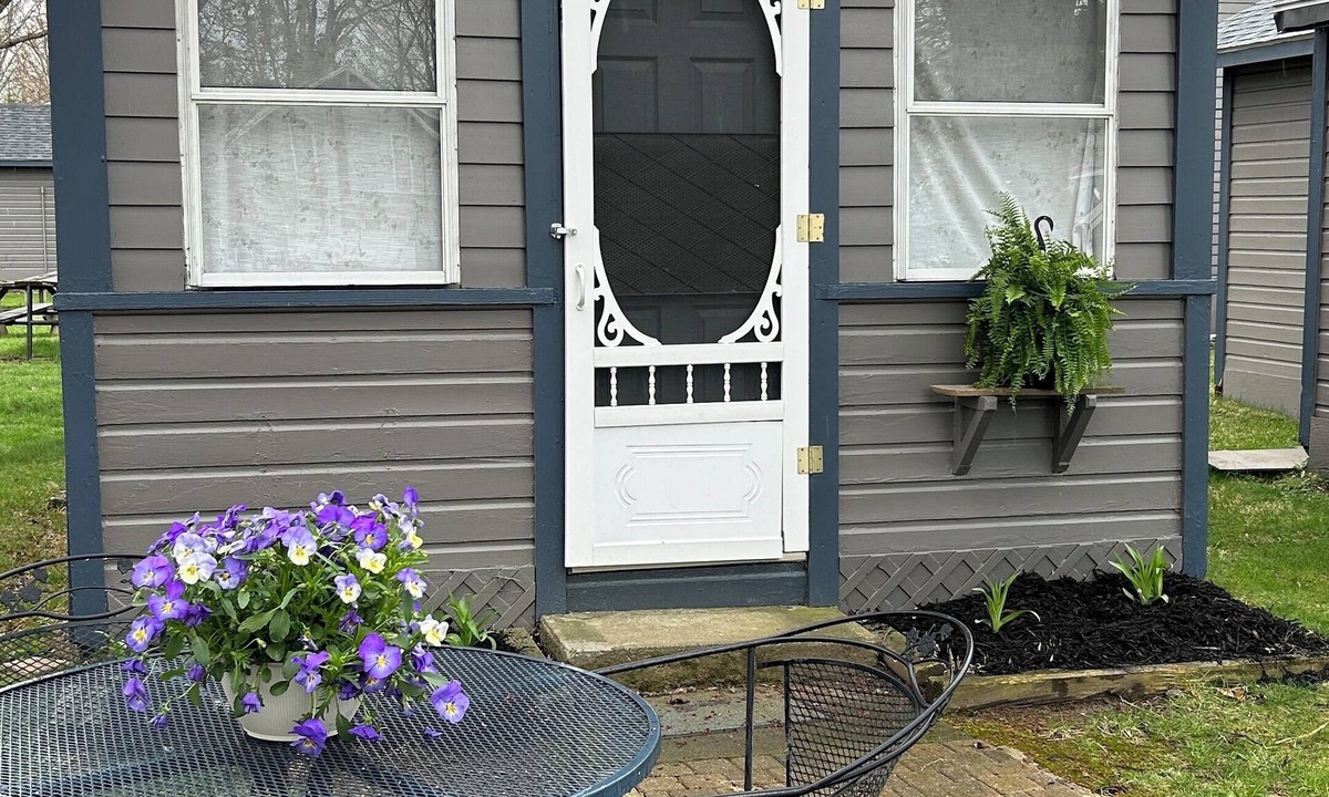 Geneva-on-the-Lake Cottage | Gia Cottage Vintage GOTL. Full kitchen! Pool access! Off the Strip! WiFi