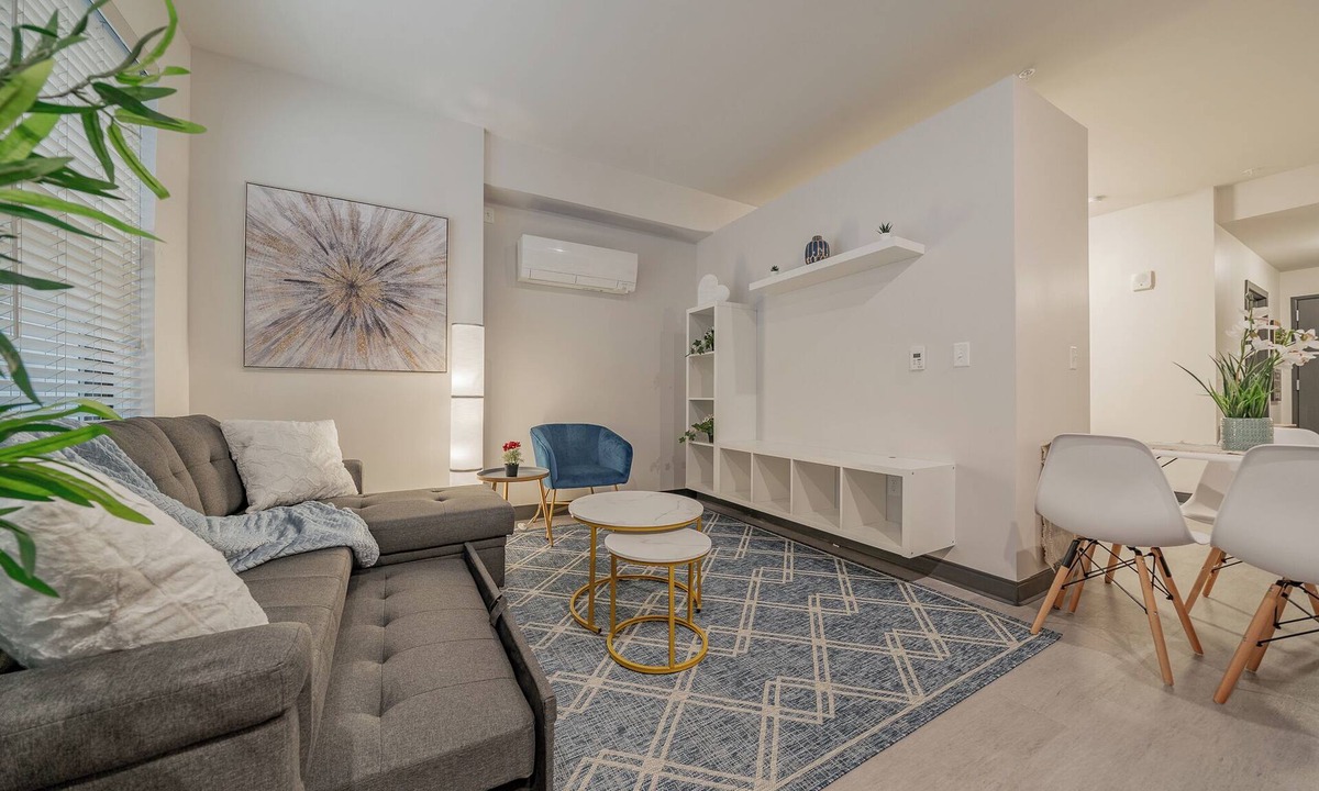 Westown Apartment | Glamorous 1BR Suite Fast WI-FI Fiser Forumn