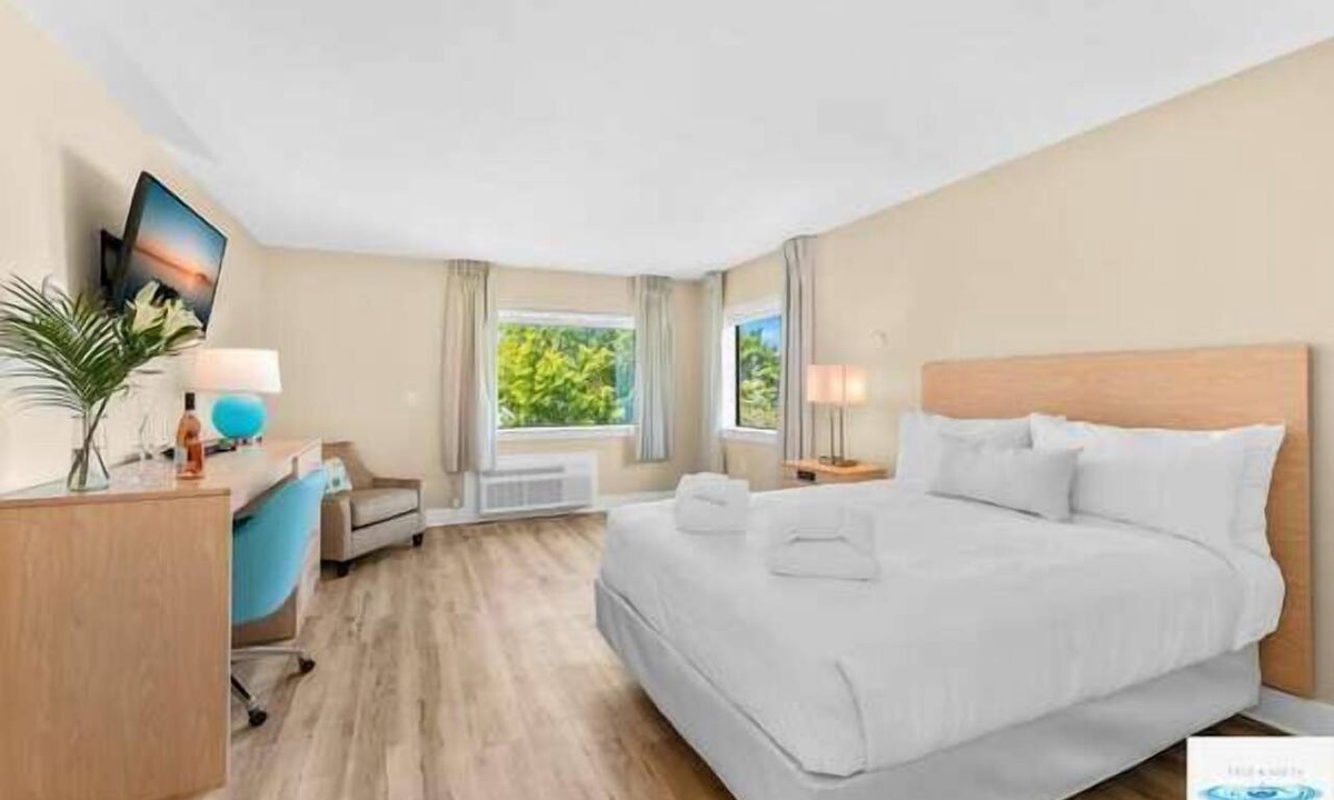 Traverse City Hotel | 🏖️ Gold Coast Inn | Breathtaking Lake Views Corner Rm 108