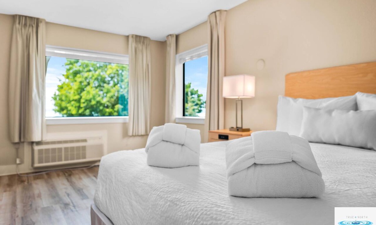 Traverse City Hotel | 🏖️ Gold Coast Inn | Breathtaking Lake Views Corner Rm 308