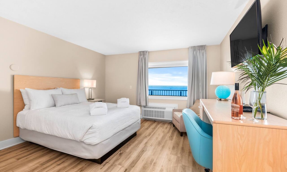 Traverse City Hotel | 🏖️ Gold Coast Inn | Breathtaking Sunsets w/Lake View ➠ 206