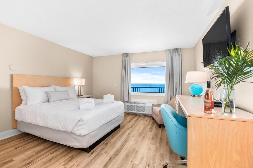 Traverse City Hotel | Gold Coast Inn Breathtaking Sunsets Standard Lake View Room 307