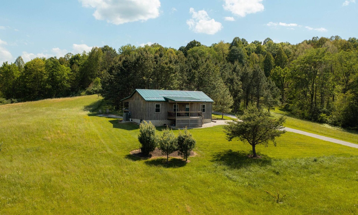 Logan Cabin | Golden Pine | Hocking Hills, Pond & Hot Tub