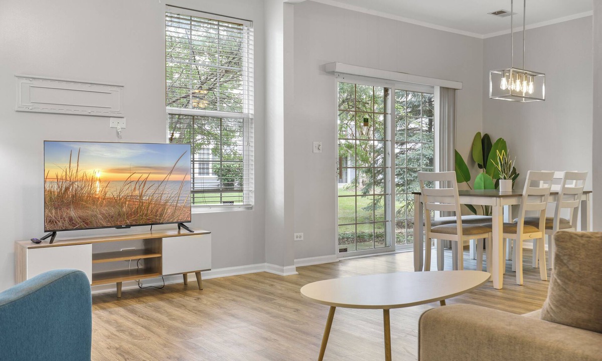 Naperville House | Golden! Sleeps 8/2.5 Bath Townhome