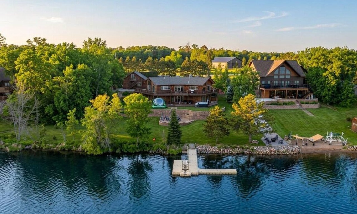 Crosslake House | Golf Sim, Sauna, Lakefront Hot Tub & Stargazing