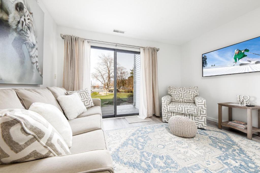 Acme Apartment | Gorgeous 2 Bedroom Lake View Condo