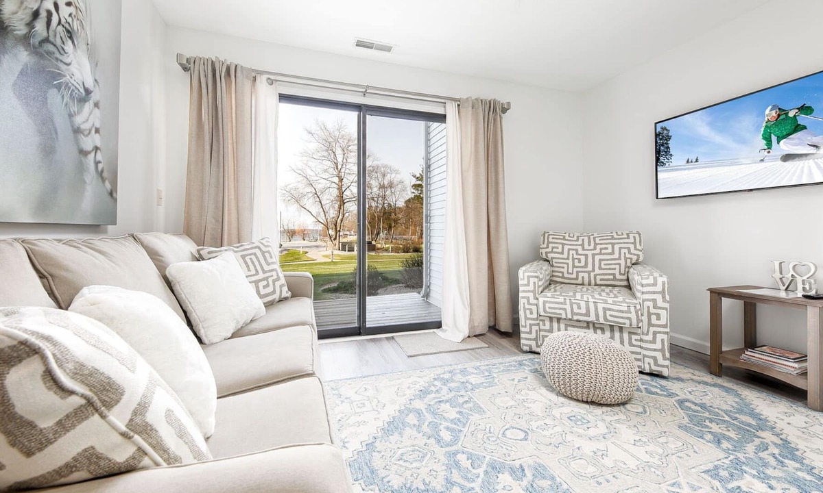 Acme Condo | ☀ Gorgeous 2 Bedroom Lake View Condo